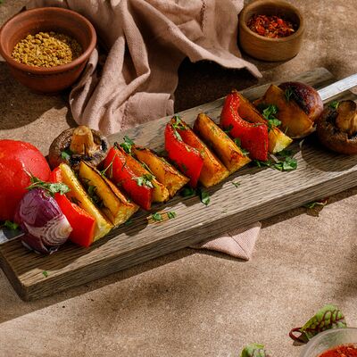 Овощной шашлык с грибами и оливково-чесночным соусом в Хочу харчо по цене 990 ₽