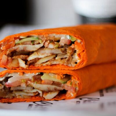 Шаурма в сырном лаваше большая в Шаурма и кебаб по цене 360 ₽