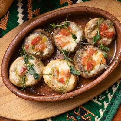 Шампиньоны, фаршированные сыром сулугуни в Пхали по цене 670 ₽