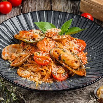 Спагетти с морепродуктами в Пряности & Радости на Московском по цене 1200 ₽