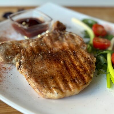 Свиная отбивная на кости в На Плеханова по цене 630 ₽