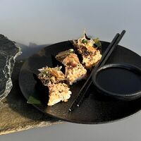 Хэнд ролл с лососем в Voodoo bar