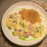 Куриная грудка с птитимом и муссом из манго в Мясо & Вино