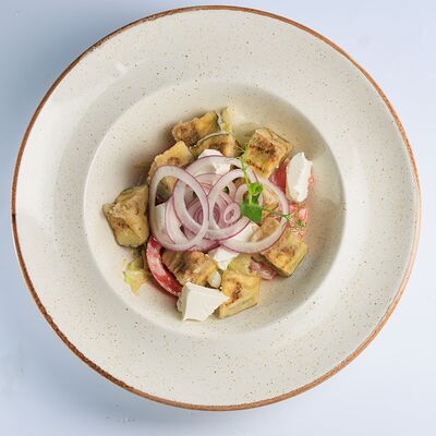 Салат с хрустящими баклажанами в Семейный ресторан Tiki&Taki по цене 600 ₽