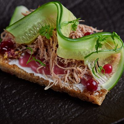 Сморреброд с уткой конфи и соусом из малиныв Осип Терлеев по цене 390 ₽