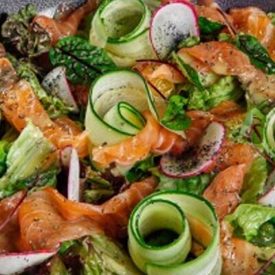 Зеленый салат с лососем и цитрусовой заправкой в Рестобар Гриль 39 по цене 920 ₽