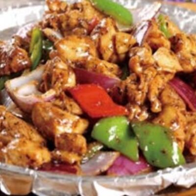 Жареная курица с черным перцем на сковородев ГУаНЬ ЯНЬ по цене 1460 ₽