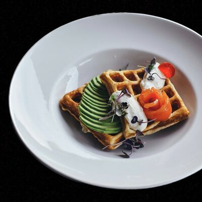 Бельгийские вафли с авокадо и форелью в Лаверна по цене 890 ₽