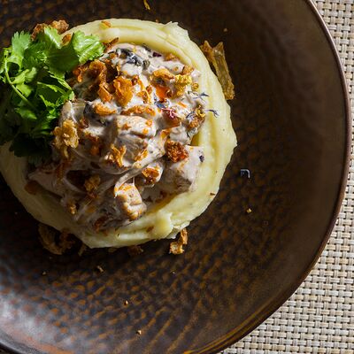 Фрикасе из индейки с картофельным пюрев Сытый Мишка по цене 750 ₽