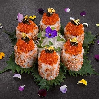 Ролл из тунца блюфин, лосося, икры форели с японскими маринованными овощами в Bluefin по цене 6720 ₽