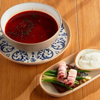 Борщ малороссийский со сметаной и боротинскими хлебцами с салом в Russo Italiano по цене 750 ₽