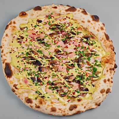 Пицца с грибами, куриным рулетом и сливочным карри в Итальянцы по цене 740 ₽