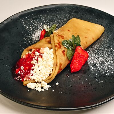 Блин с творогом и клубничным джемом в Клевая блиновая по цене 260 ₽