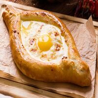 Хачапури по-аджарски с беконом и острым перцем в БУФЕТ 24