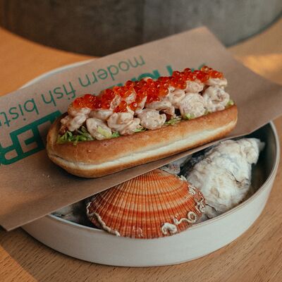 Хот-дог с креветкой и красной икройв ФишДиллерс по цене 879 ₽