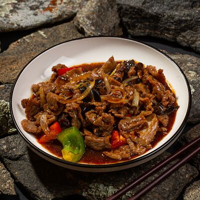 Жареное мясо с овощами в Дунфан Во по цене 530 ₽