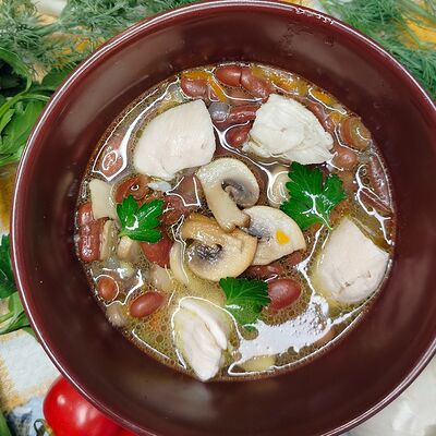 Сытный фасолевый суп с курочкой и грибами в Роллбери по цене 395 ₽