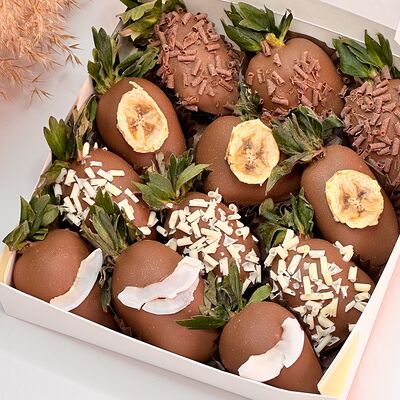 Клубника в бельгийском шоколаде Бананы кокосы в Букет Альфред I клубника в шоколаде и букеты по цене 2590 ₽