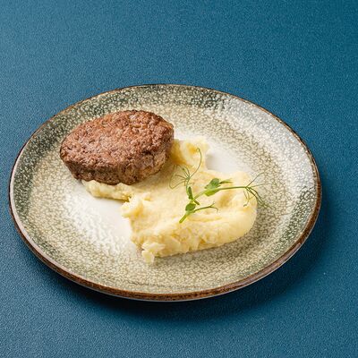 Домашняя котлета с пюре из картофеля в Мираж по цене 340 ₽