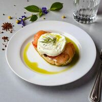 Тост с лососем и яйцом пашот в В Питере пить