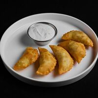 Мини-чебуреки с фаршем из мраморной говядины и сметанно-чесночным соусом в Level kitchenbar