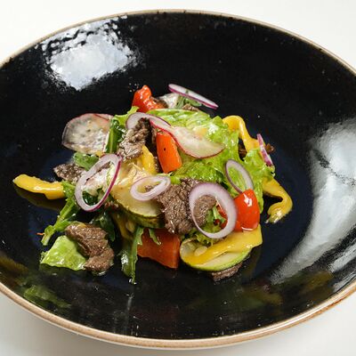 Теплый салат с говядиной и манго в БамБуши по цене 545