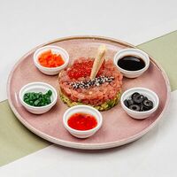 Тар-ар из лосося с лимонно-оливковой заправкой в Ривьера