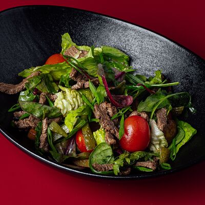 Тёплый салат с говядиной в Гури по цене 1070 ₽