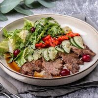 Салат с уткой и печеным перцем в Refettorio