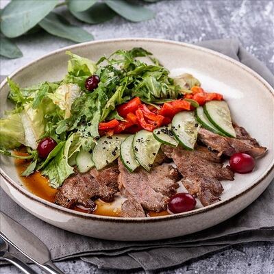 Салат с уткой и печеным перцем в Refettorio по цене 750 ₽