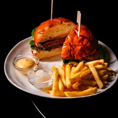 Чизбургер с картофелем фри в Soul&Spirits по цене 1040 ₽