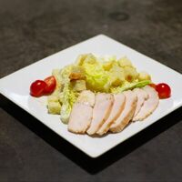 Салат Цезарь в Cofan European kitchen & Cofanori Asian bistro