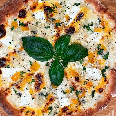 Пицца Четыре сыра и травы в Basilico Pizza по цене 748 ₽