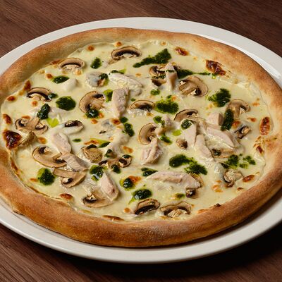 Пицца сливочная с цыпленком и соусом песто в Савори по цене 850 ₽