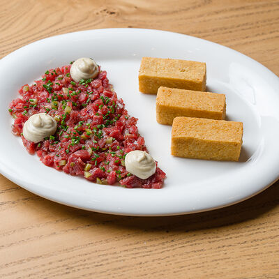 Тар-тар из говядины с грибным айоли и панисом в Разжигатели по цене 790 ₽