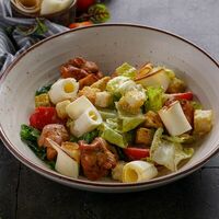 Теплый салат с курицей и копченым сыром сулугуни в Пряности & Радости