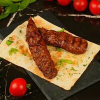 Люля-кебаб из свинины на мангале в Непосредственно мясо