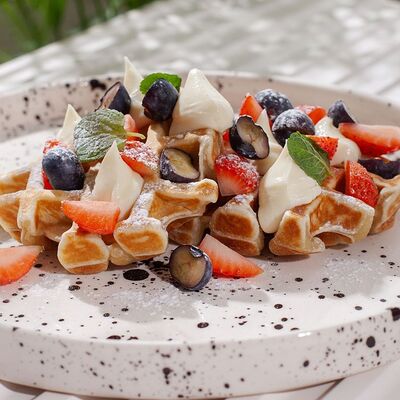 Вафля с крем сыром из маскарпоне и свежими ягодамив En Ferio по цене 630 ₽