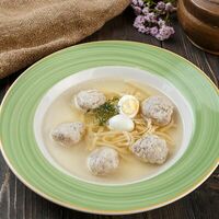 Домашний бульон с куриными фрикадельками в FermA