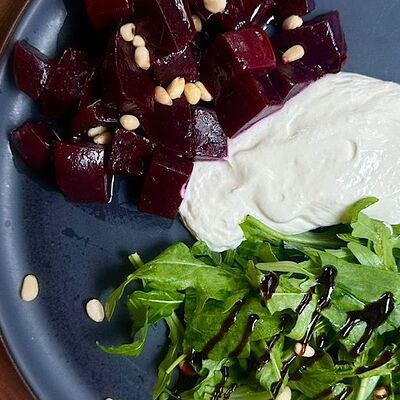 Салат с пармезаном и копчёной свеклой в BQ 125 по цене 635 ₽