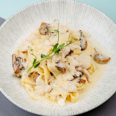 Фетучини с курицей и грибами в сливочном соусе в ЛайкиПарк по цене 630 ₽