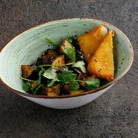 Салат из хрустящих баклажанов, сыра фри и томатов в Puberty