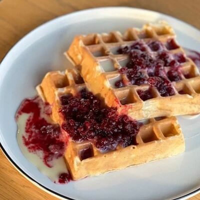 Вафли со сгущенкой и брусничным конфитюром в Camon Cafe по цене 500 ₽
