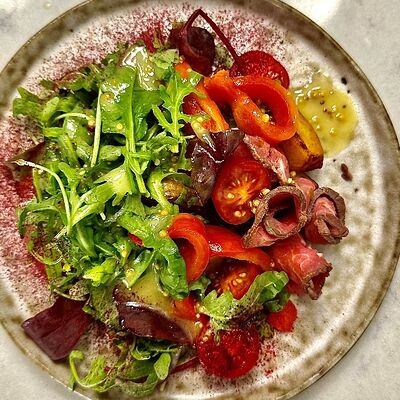 Салат из ростбифа, черри-томатов и хрустящего картофеля в ТО САМОЕ по цене 750 ₽