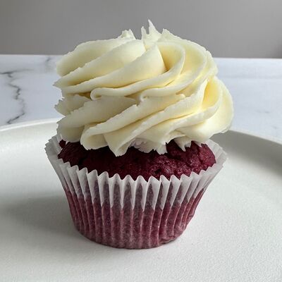 Капкейк красный бархат с вишней в Любовь есть по цене 400 ₽