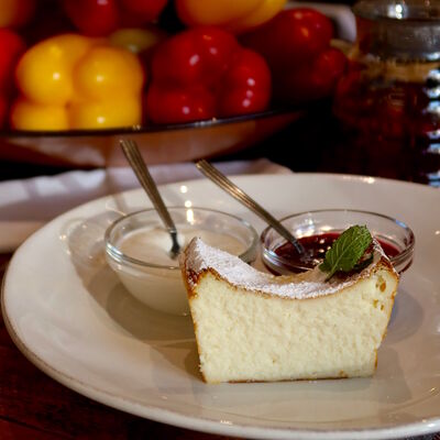 Творожная запеканка с малиновым вареньем в Сыроварня по цене 550 ₽