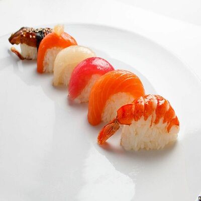 Суши с лососем в Roll Street по цене 150 ₽