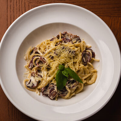 Паста с курицей и грибами в Traveler's coffee по цене 631 ₽