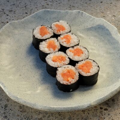 Маки-ролл с лососемв Foodmarket по цене 350 ₽
