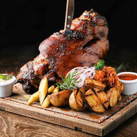 Фирменная рулька в Clever Irish Pub